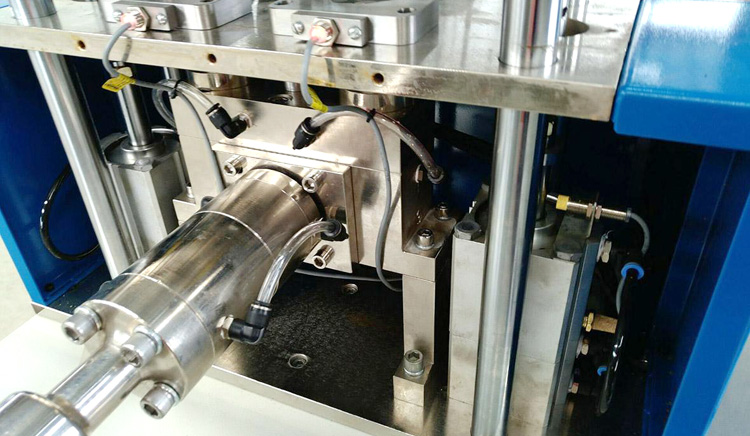 液體硅膠注射機怎么正確的使用？